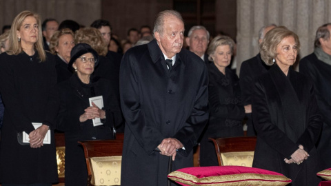 El rey Juan Carlos, junto a la reina Sofía y la infanta Cristina, en el funeral desu hermana, la Infanta Pilar de Borbón,  en El Escorial, el 29 de enero de 2020. AFP/Pool/Emilio Narajno