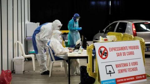 Voluntarios creando el prototipo de respirador de emergencia. EFE