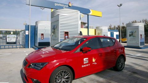 Un coche propulsado por gas permanece aparcado junto a una estación de repostaje. EFE