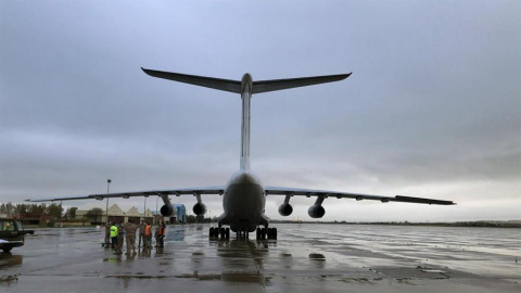 Un avión procedente de Shanghái, con 11,7 toneladas de material sanitario, aguarda en la pista tras aterrizar en la base aérea de Torrejón de Ardoz, este miércoles, en Madrid. EFE/Ministerio de Defensa