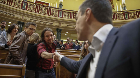 Los líderes de PSOE y Podemos, Pedro Sánchez y Pablo Iglesias, en el Congreso de los Diputados. REUTERS