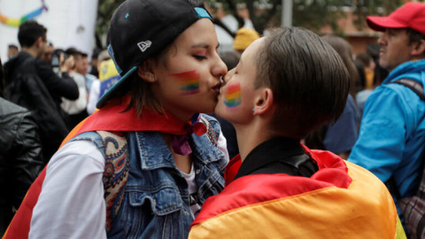 Una pareja se besa durante una manifestación contra la homofobia | Reuters