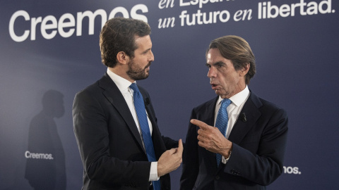 El presidente del PP, Pablo Casado (d), y del expresidente del Gobierno José María Aznar (i), en la Convención Nacional del PP, en septiembre de 2021 en Sevilla. E.P./María José López