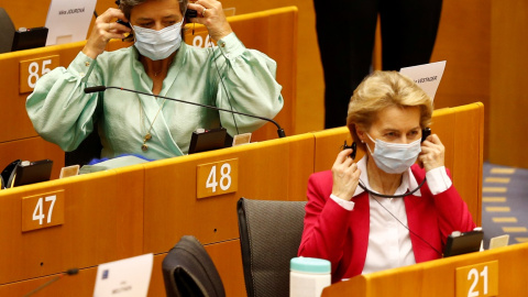 La presidenta de la Comisión Europea, Ursula von der Leyen (delante), y la vicepresidenta y comisaria de Competencia, Margrethe Vestager (detrás), ambas con mascarillas durante el pleno del Parlamento Europeo en el que el Ejecutivo comunitario ha presen