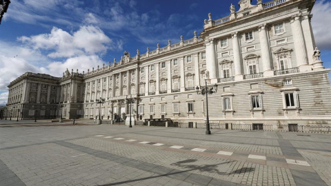 Vista del Palacio Real en una inusual Plaza de Oriente vacía por el estado de alarma por la crisis sanitaria del coronavirus. EFE/Kiko Huesca/Archivo