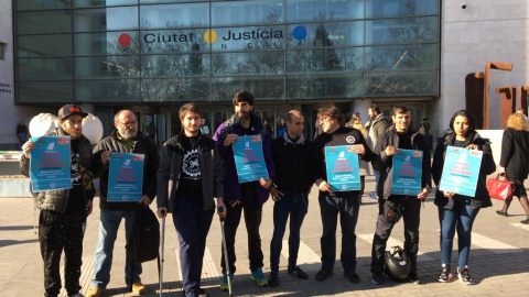 'Riders' en València durante el primer macrojuicio contra Deliveroo en España, el pasado febrero