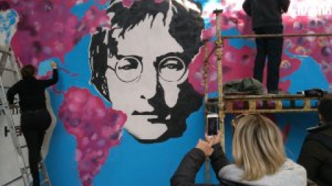 El Muro de John Lennon de Praga, un símbolo por la libertad de expresión que lucha por sobrevivir al turismo de masas