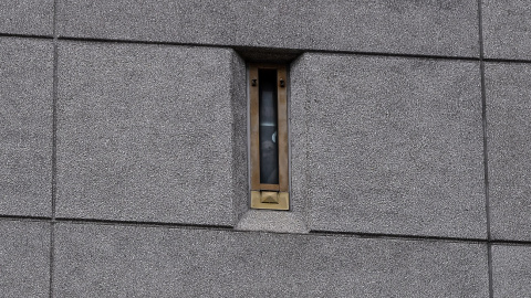 12/06/2020 -Un prisionero mira por la ventana de la cárcel mientras los manifestantes por el asesinato de  George Floyd se reúnen frente al centro de detención federal en el centro de Miami. / AFP -CHANDAN KHANNA