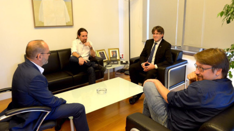 El president de la Generalitat, Carles Puigdemont, y el líder de Podemos, Pablo Iglesias, en su reunión, en la que han estado presentes también el líder de En Comú Podem, Xavier Domènech, y el portavoz parlamentario del PDeCAT, Carles Campuzano.