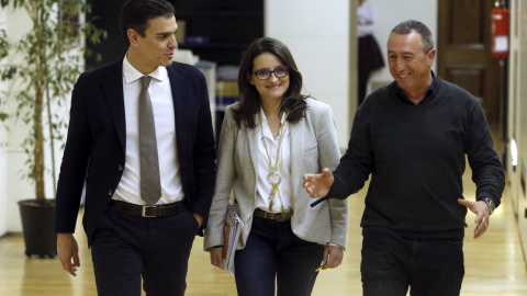 El líder del PSOE y candidato a la Presidencia del Gobierno, Pedro Sánchez, al inicio de la reunión que ha mantenido con los representantes de Compromís, la portavoz y vicepresidenta del Gobierno valenciano, Mónica Oltra, y el diputado Joan Baldoví,