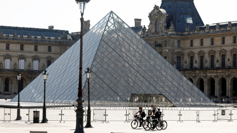 La plaza donde se ubica el museo Louvre durante la emergencia del coronavirus. REUTERS/Charles Platiau