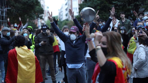 Vecinos del madrileño barrio de Salamanca participan en una protesta contra el Gobierno por su gestión en la crisis del coronavirus, este miércoles en Madrid. EFE/Rodrigo Jiménez