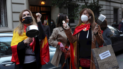 Vecinas del madrileño barrio de Salamanca participan en una protesta contra el Gobierno por su gestión en la crisis del coronavirus, ayer en Madrid. EFE/Rodrigo Jiménez