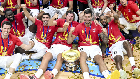  Los jugadores de la selección española posan para fotografías mientras celebran con el trofeo tras ganar el partido final de baloncesto FIBA EuroBasket 2022 entre España y Francia en Berlín, Alemania, el 18 de septiembre de 2022. (Baloncesto, Franci