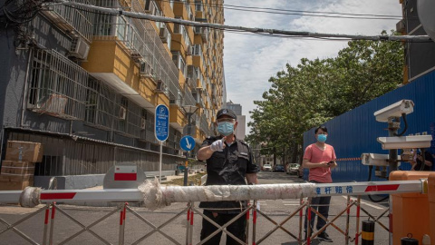 Pekín aumenta el nivel de emergencia por la covid-19 tras rebrote. / EFE/EPA/ROMAN PILIPEY