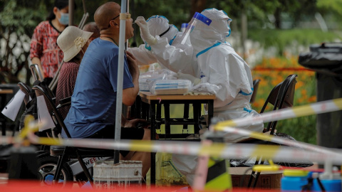 -FOTODELDIA- PEKÍN (CHINA) 18/06/2020.- Personal sanitario hace pruebas a los residentes en Pekín, China este jueves tras el brote de coronavirus en su principal centro mayorista de alimentación. EFE/ Stringer