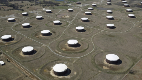 Tanques de almacenamiento de petróleo en Cushing, Oklahoma (EEUU). REUTERS / Nick Oxford