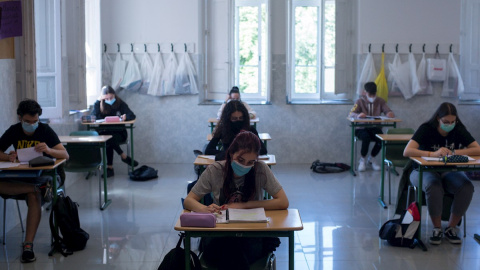 Alumnos de segundo de bachillerato asisten a clase para preparar las pruebas de acceso a la Universidad. EFE/ Brais Lorenzo