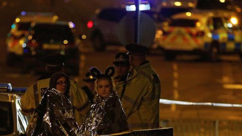 Dos mujeres son atendidas por la Policía tras el atentado. | REUTERS