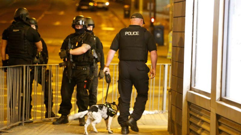 Varios policías de Manchester vigilan las calles aledañas a la zona donde se produjo la explosión. | EFE