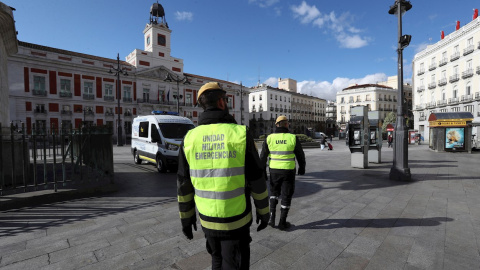 16/03/2020.- Miembros de la UME en la Plaza de Sol en Madrid por el estado de alerta en el país. / EFE - KIKO HUESCA