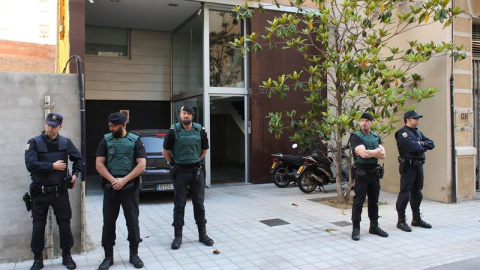 Agentes de la Policía y de la Guardia Civil, en uno de los domicilios de Rosell en Barcelona. EFE/Alejandro García