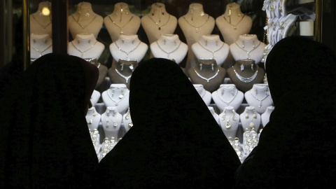 Mujeres iraníes observan los escaparates de una joyería en Teherán, Irán. EFE/ABEDIN TAHERKENAREH