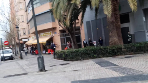 Ciudadanos hacen cola guardando la distancia de seguridad para entrar en Mercadona