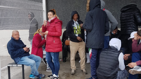 Aglomeraciones en abril, en la zona de fumadores del matadero. Foto cedida por la CNT