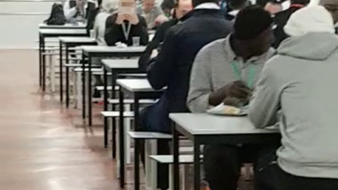 Aglomeraciones en el comedor registradas el día 18 de abril, dentro de las instalaciones de Pini