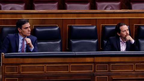 Pedro Sánchez y Pablo Iglesias durante un pleno en el Congreso de los Diputados. - EFE