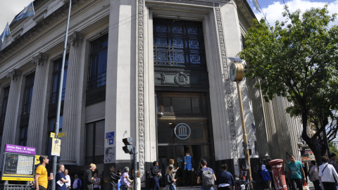 Una de las sucursales del Banco Nación en el centro de la capital argentina.