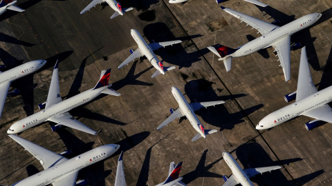 Aviones de pasajeros de Delta Air Lines aparcados en el aeropuerto de Birmingham-Shuttlesworth International Airport (Alabama, EEUU), debido a las restricciones de vuelos establecidas por la covid-19./REUTERS/Elijah Nouvelage​