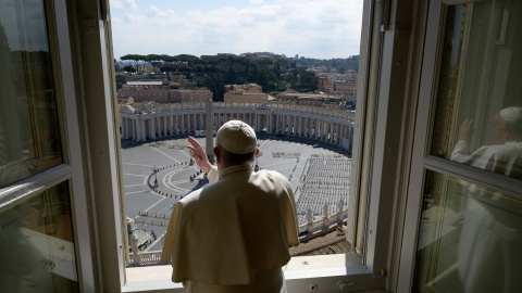 El papa Francisco se asoma a una vacía plaza del Vaticano tras la celebración de la misa del ángelus este pasado domingo./ Reuters