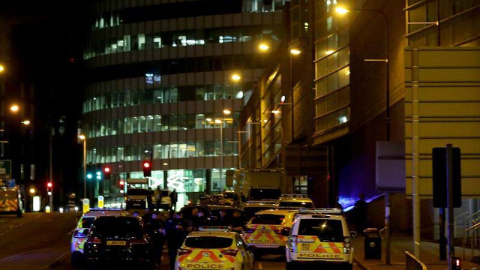 Varios coches de la Policía británica estacionados frente al Manchester Arena. | REUTERS