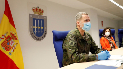 El Rey Felipe VI junto a la ministra de Defensa, Margarita Robles, durante un encuentro con militares.- EFE