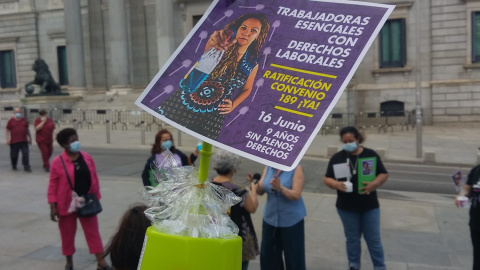 Escobillas de baño, el símbolo de la manifestación de las trabajadoras de hogar y de cuidados. /  ASOCIACIONES DE TRABAJADORAS DE HOGAR Y CUIDADOS