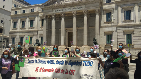 Una representación de las trabajadoras de hogar y cuidados a las puertas del Congreso de los Diputados / ASOCIACIONES DE TRABAJADORAS DE HOGAR Y CUIDADOS