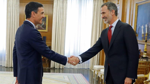 El rey Felipe VI saluda al líder del Partido Socialista PSOE, Pedro Sánchez, en el Palacio de la Zarzuela. - EFE