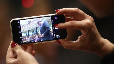 Imagen de un dispositivo tomando una fotografía en el Congreso de los Diputados. / Europa Press