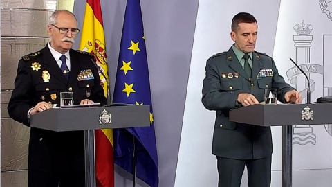 El subdirector general de Logística e Innovación de la Policía Nacional, el comisario principal José García Molina, y el jefe del Estado Mayor de la Guardia Civil, José Manuel Santiagodurante la rueda de prensa ofrecida este domingo. EFE