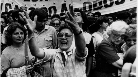 Una de las primeras protestas de las Madres de Mayo.