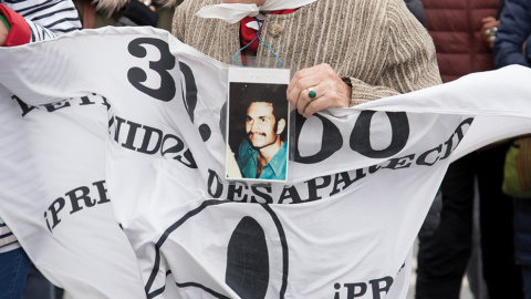 Norita, en una manifestación con la foto de su hijo Gustavo.