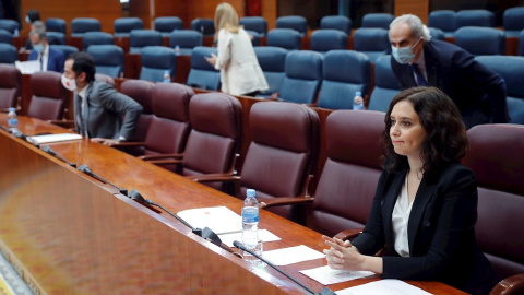 La presidenta de la Comunidad de Madrid, Isabel Díaz Ayuso, al inicio del pleno celebrado este jueves en la Asamblea de Madrid. EFE/Emilio Naranjo