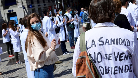 La organización Médicos Unidos por sus Derechos, durante una concentración ante la sede del gobierno regional de Madrid, en la Puerta del Sol. - EFE