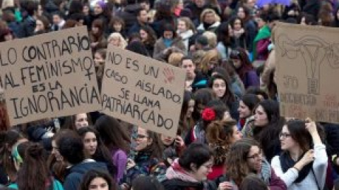 Las ONG feministas preparan protestas mientras el Gobierno andaluz trata de calmar las aguas tras el frenazo a 241 proyectos