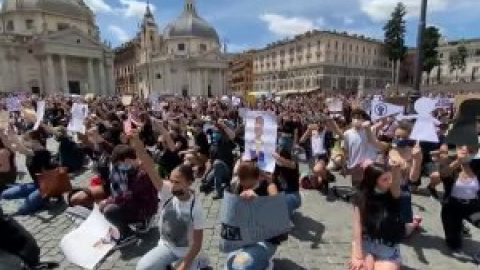 Miles de personas hincan la rodilla en Roma en memoria de George Floyd