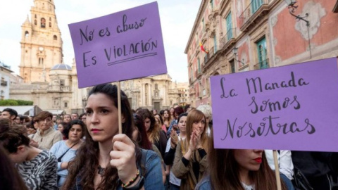 Imatge d'arxiu de manifestants que reclamaven que la condemna a La Manada es basés en violació exual i no en abús. EFE