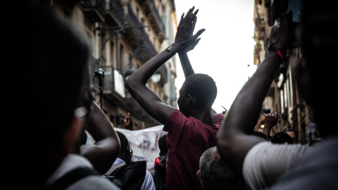 Un dels migrants que es van concentrar a la Barceloneta i la Via Laietana de la capital de Catalunya contra el ‘racisme institucional’ de l'Ajuntament. David Zorrakino / Europa Press