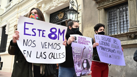 04/03/2021. Imagen recurso del Sindicato de Estudiantes Libres y Combativas criticando la decisión del delegado del Gobierno, en Madrid. - EFE